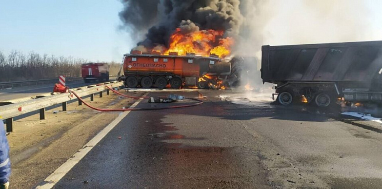 Происшествие в Ростовской области на трассе М-4 «Дон»: загорелся бензовоз 