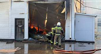 «Снова горим»: в Краснодаре начался пожар на рубероидном заводе