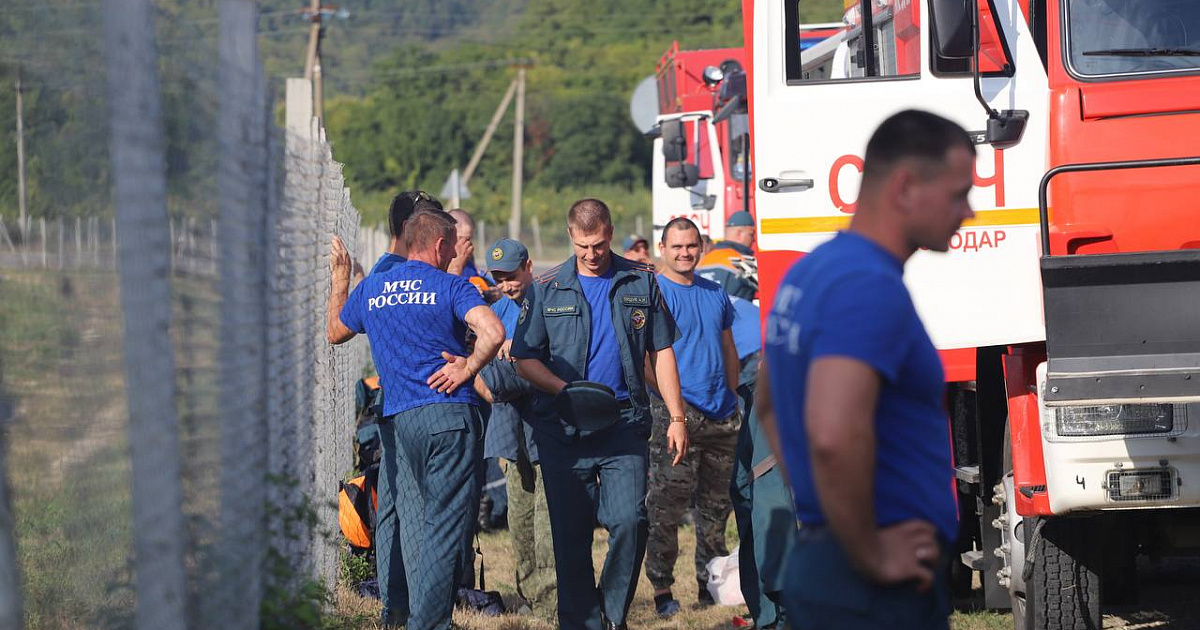 Спасатели потушили все пять возникших после атаки БПЛА пожаров в Геленджике